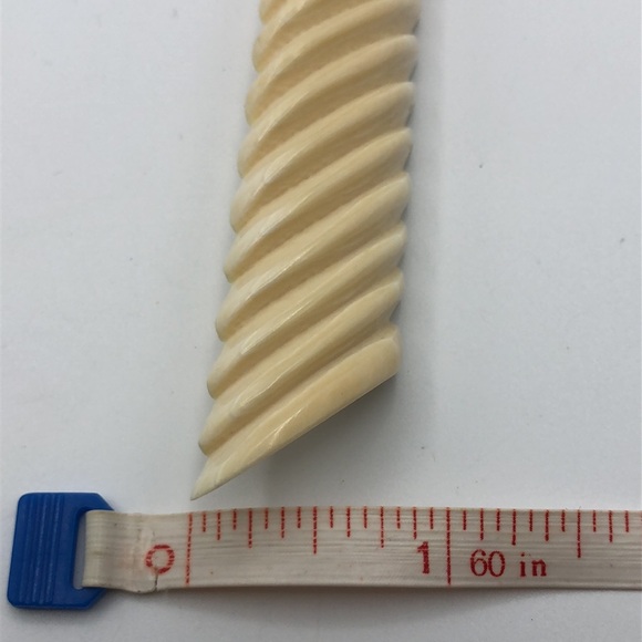 Elegant Vintage Carved Brooch - Picture 8 of 8